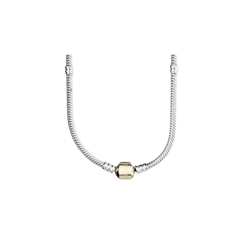 Goldfarbene Kette mit kantigem Zentrum – moderner Fokusanhänger auf 925 Snakekette, präzise gearbeitet