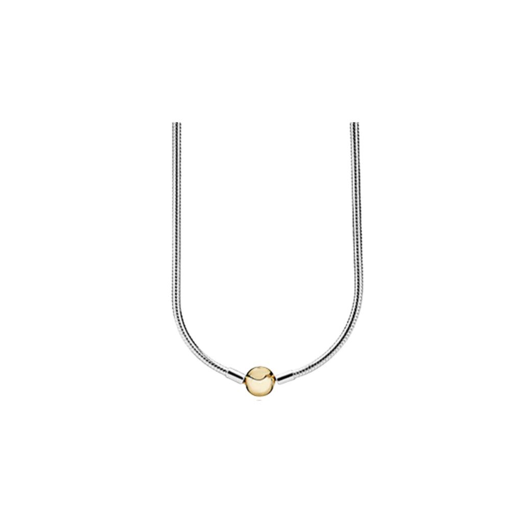 Vergoldete Variante mit rundem Zentrum – feines Fokusdesign auf flacher Snakekette aus 925 Silber