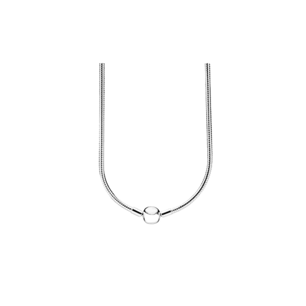 Silberkette mit rundem Fokusanhänger – klar gearbeitet, zentriert auf Snakekette aus 925 Silber