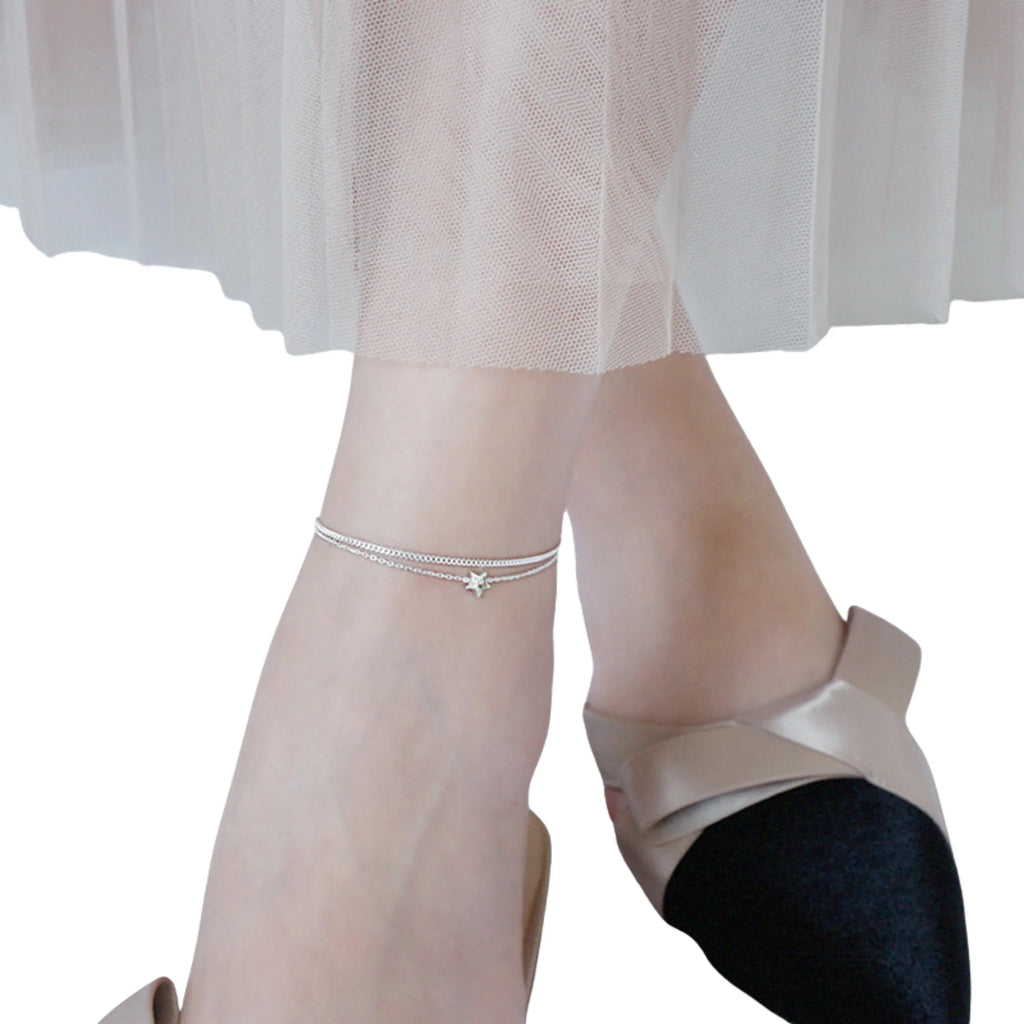Zweifach geführte 925 Silber Fusskette mit glattem Stern – sichtbar am Fuss, ohne Gravur oder Dekor