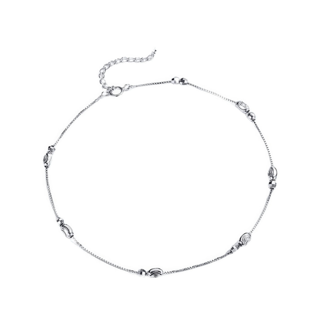 Funktional geführte Fusskette in weissgoldfarbener Optik – segmentiert, ohne Motive oder Gravurzeichen