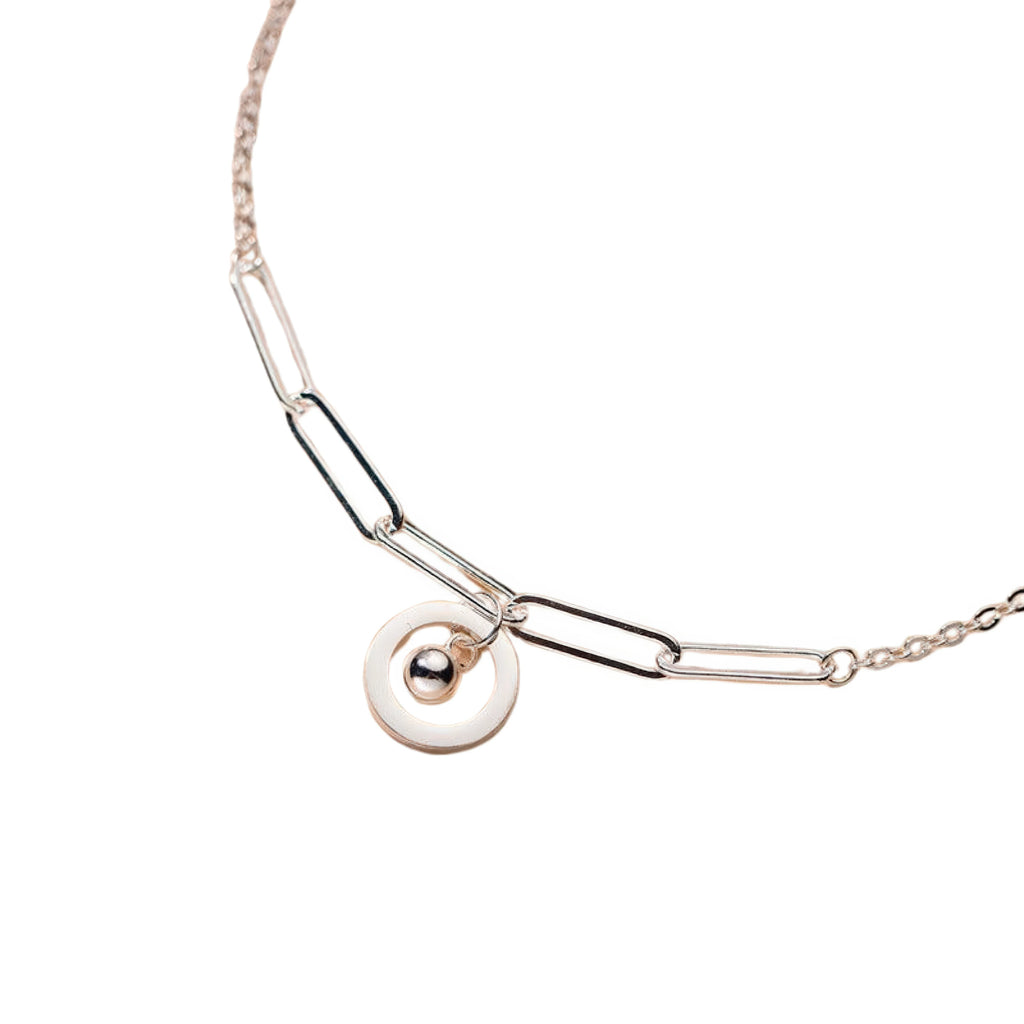 Detail Kreis-Kugel-Element Fusskettchen platinveredelt getragen