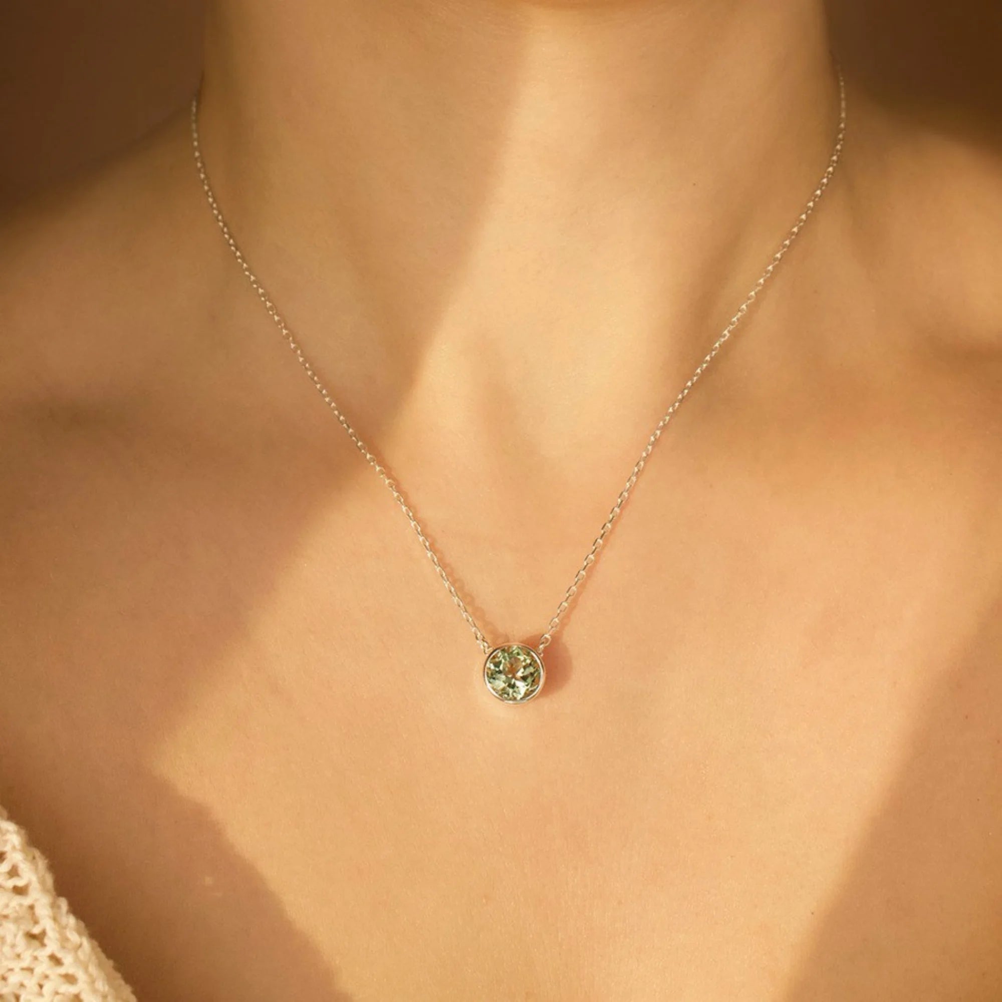 Getragene Zirkonia Monatsstein-Kette aus 925 Silber – runder Anhänger in gewählter Geburtsfarbe