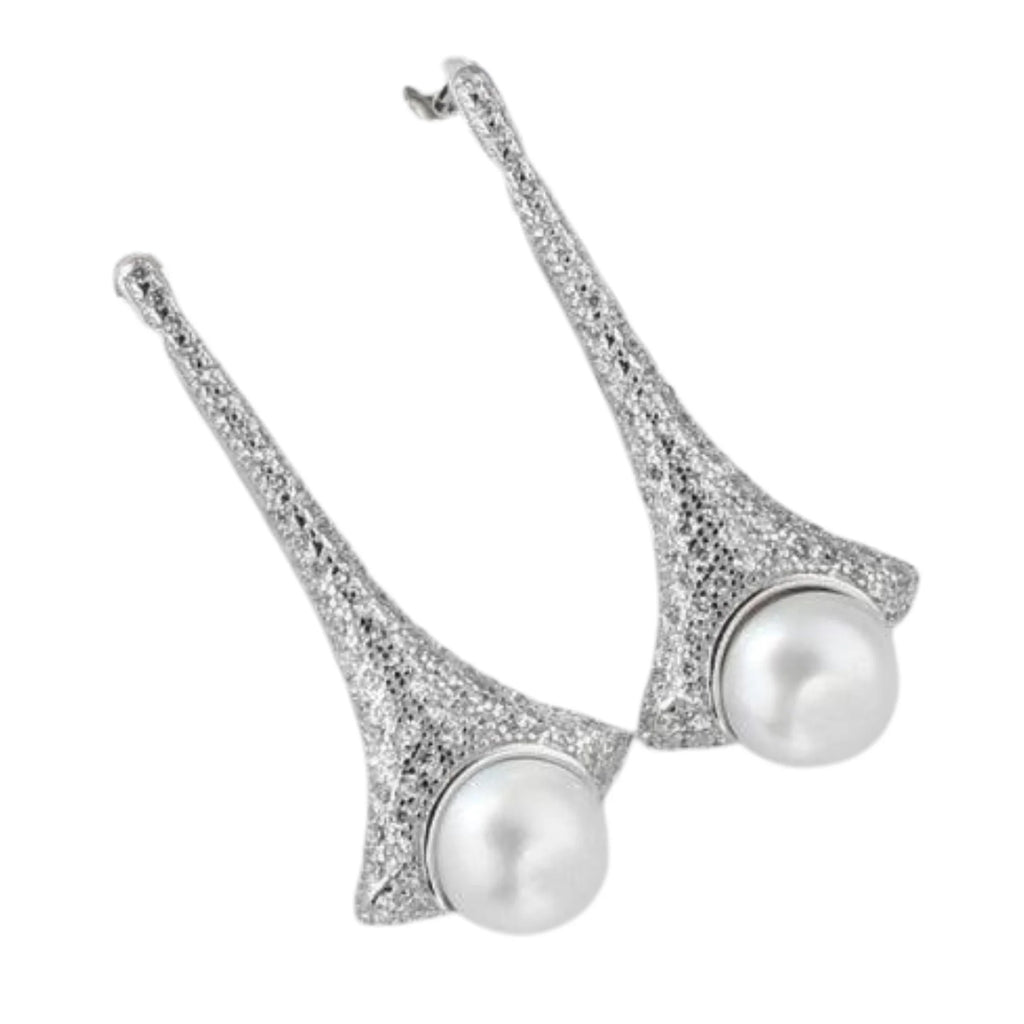 Ohrhänger in Silberoptik mit großer weißer Perle und Kristallstruktur