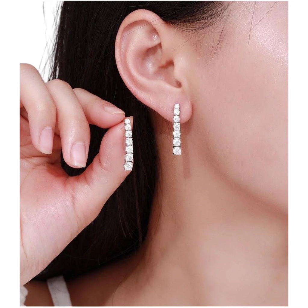 Ohrstecker in gerader Linie mit Zirkoniabesatz und silberner Fassung