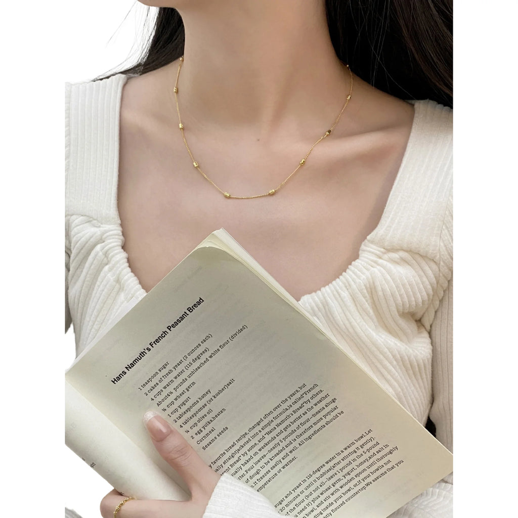 Studioaufnahme der Glanzperlenkette in vier Farbvarianten – Silber, Gold, Rosé und Zweifarbig im Vergleich