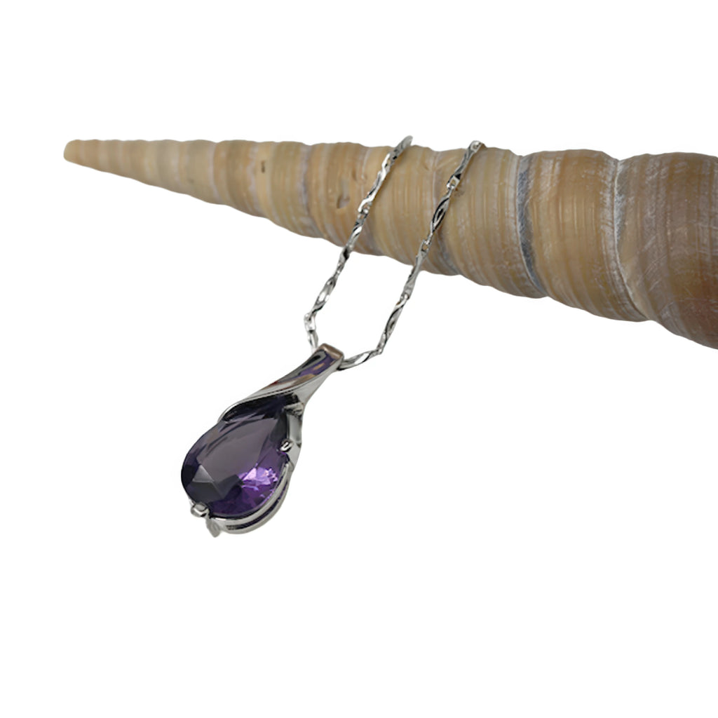 Nahaufnahme des freibeweglichen Zirkonia-Gleiters – brillant geschliffen, ohne feste Fassung