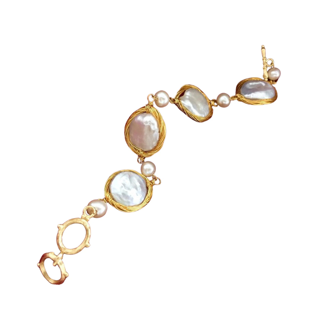 Perlenarmband mit Wellenstruktur – goldgefasste Naturperlen in freier Anordnung, offen dargestellt