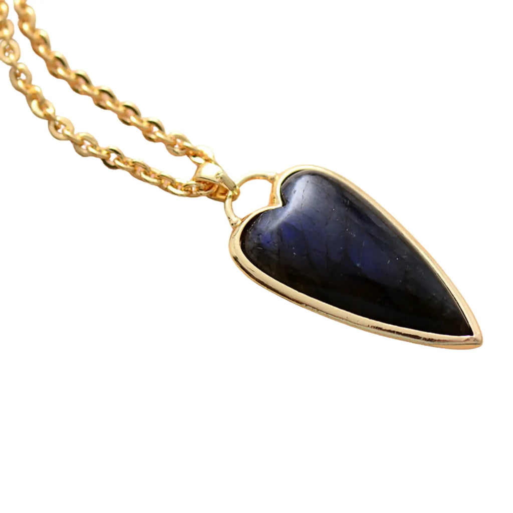 Labradorit Herzanhänger – Detail der Maserung und ruhigen Fassung