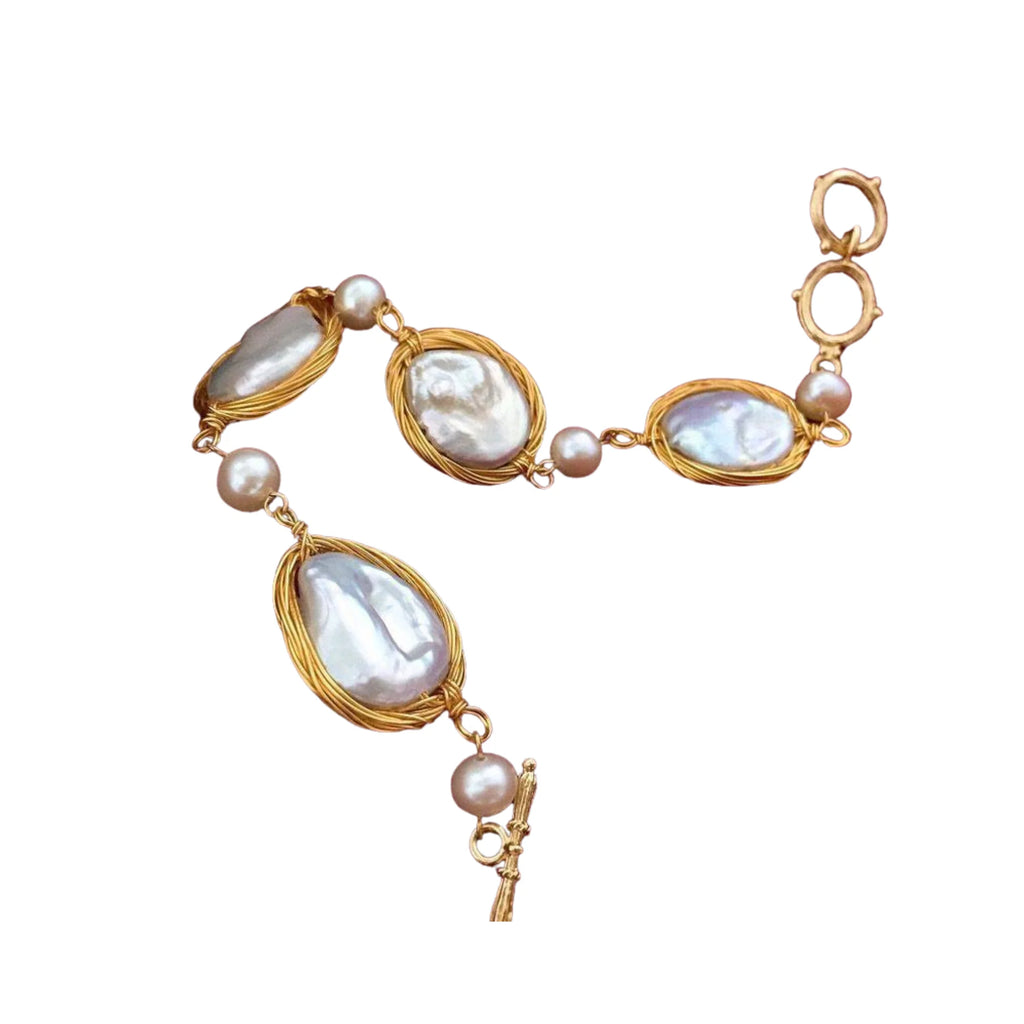 Süsswasserperlen mit unregelmässiger Kontur, matt vergoldet – kein Serienprodukt, jedes Stück einzigartig