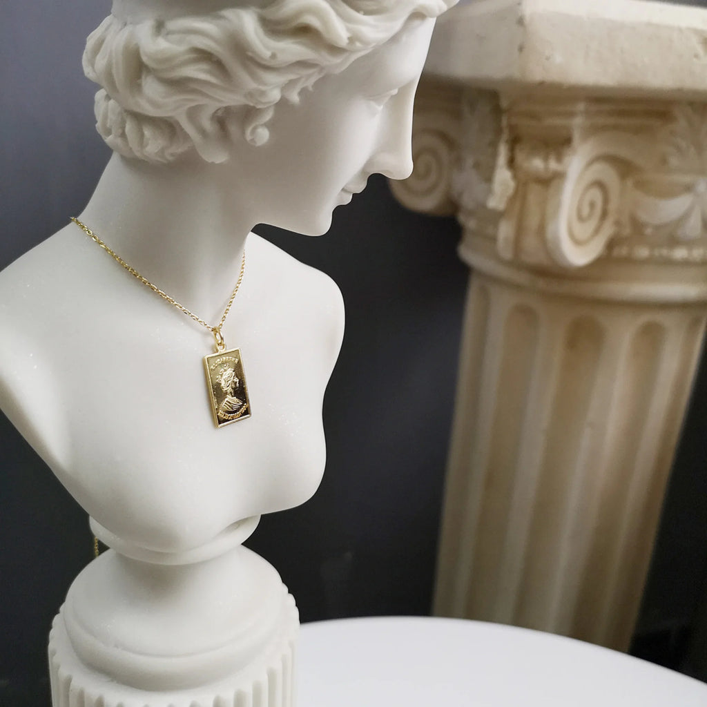 Detail der Queen Gravur auf rechteckigem Goldanhänger – 925 Silber mit feiner Prägung