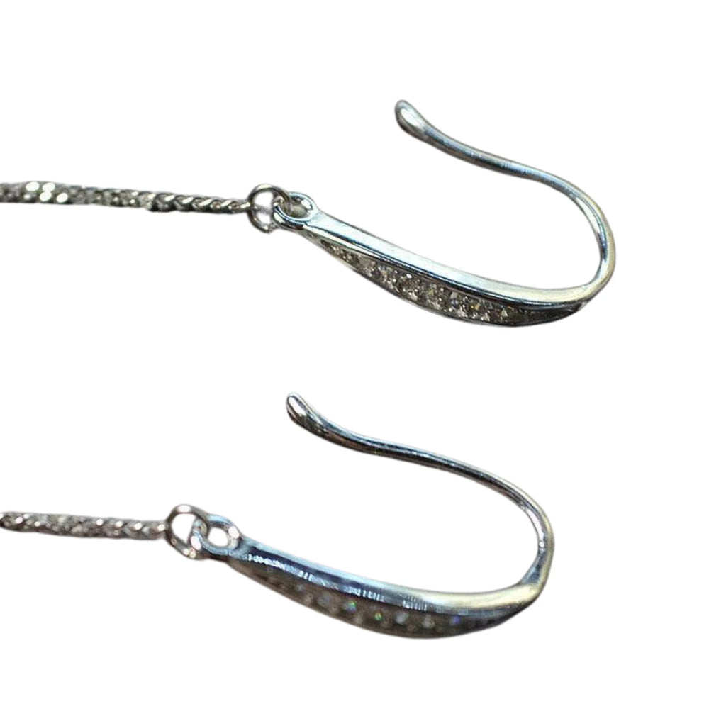 Nahaufnahme der Hakenverschlüsse mit feiner Kettenführung