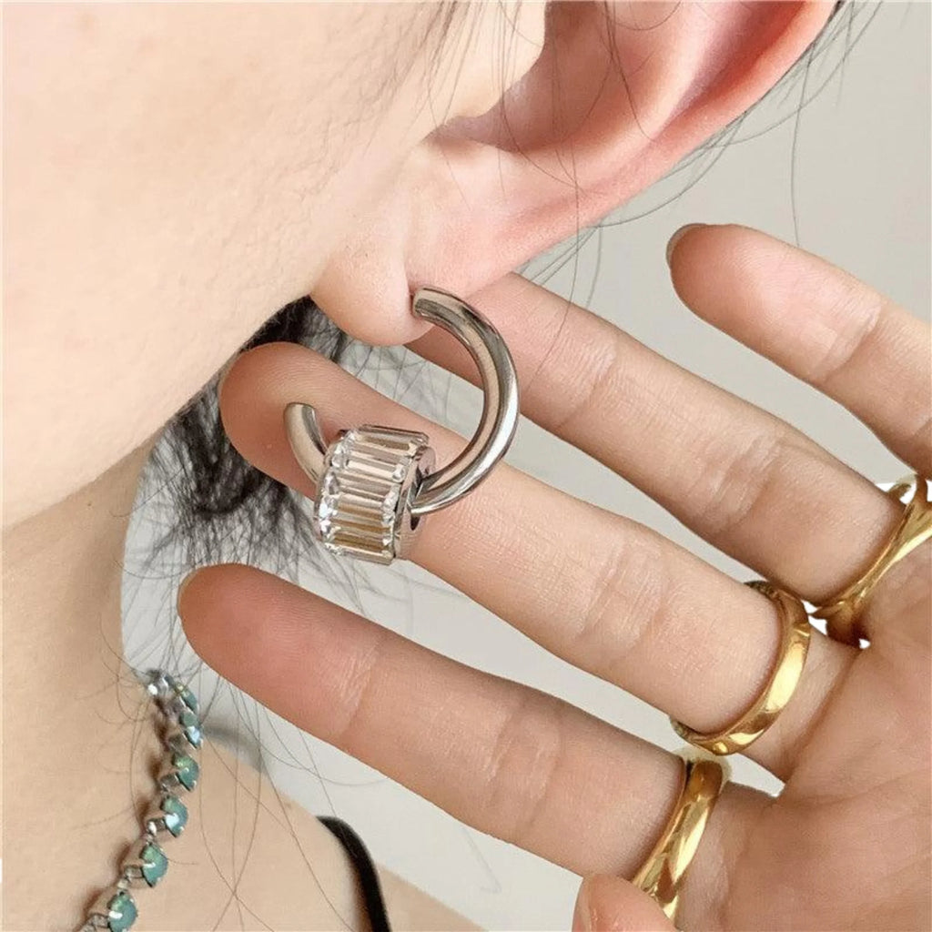 Silberner Halbkreis-Ohrring mit Zirkonia-Zylinder – getragen, seitlich aufgenommen