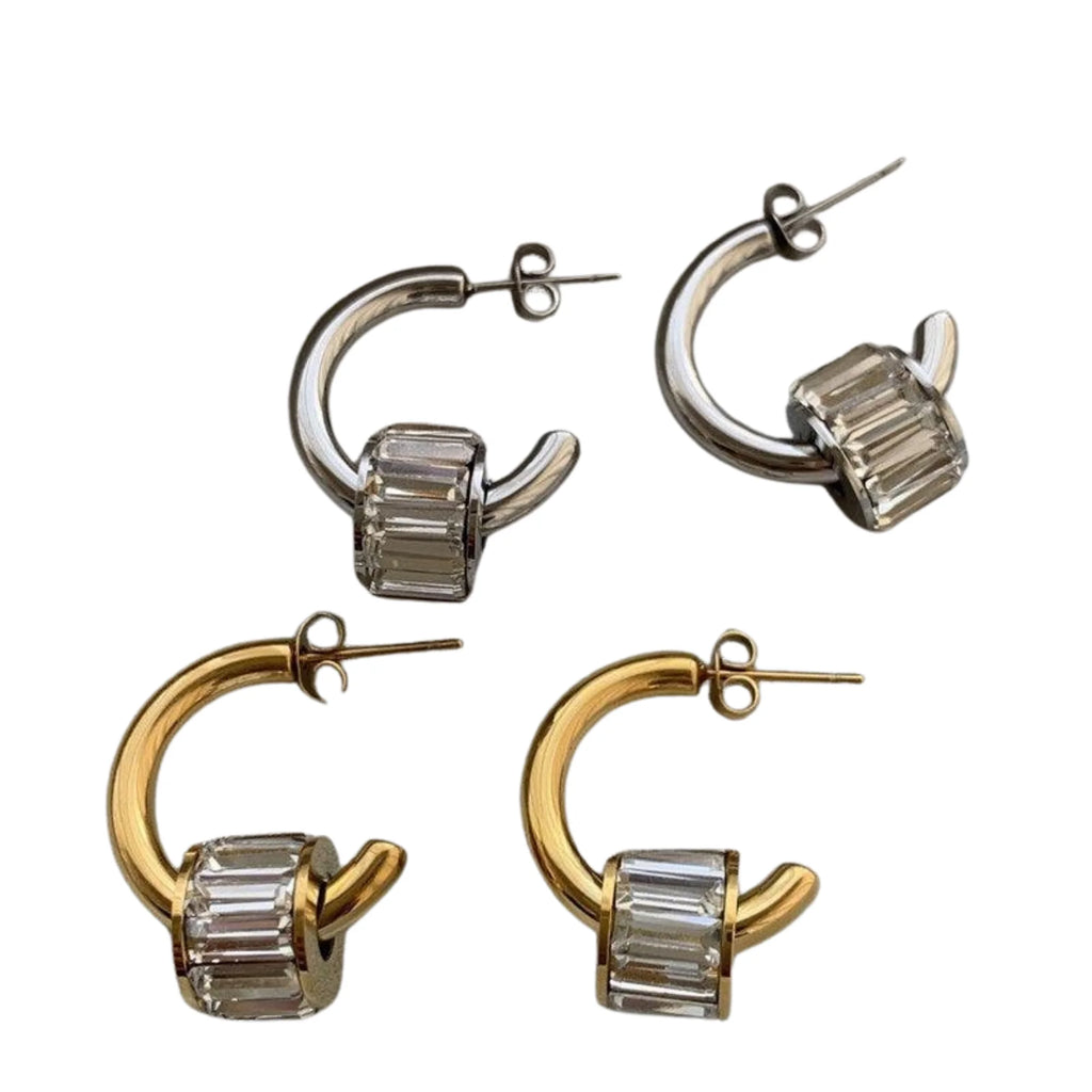 Halbkreis-Ohrringe in Gold und Silber – Zirkonia zylindrisch eingefasst, von oben fotografiert
