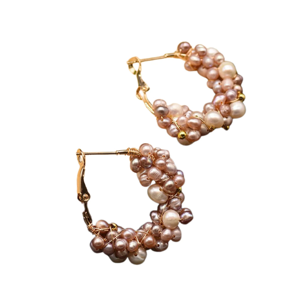 Paar handgebundene Perlen-Hoops mit roséfarbenen Süsswasserperlen auf goldfarbener Drahtstruktur