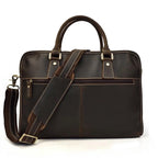 Rückseite der Tasche in Dark Walnut – klare Linien, Zipperfach, abnehmbarer Gurt und dezente Metallteile.