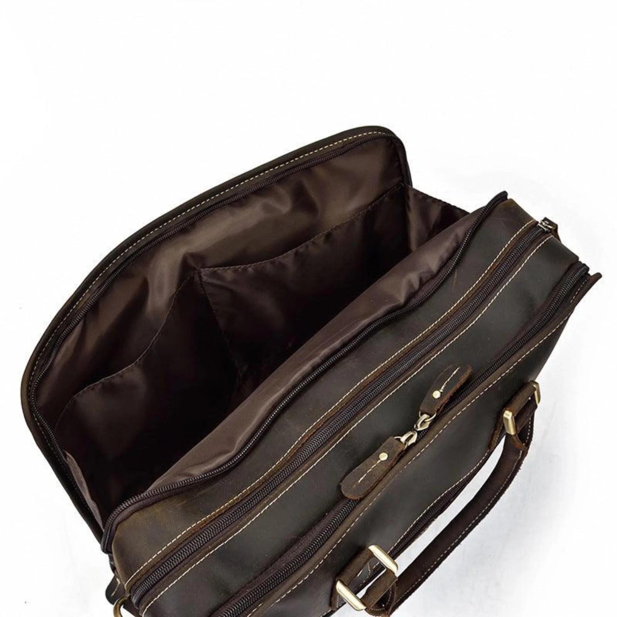 Innenansicht der Tasche in Rust Brown – klares Hauptfach mit weichem Futter und kontrastgenähten Fächern.
