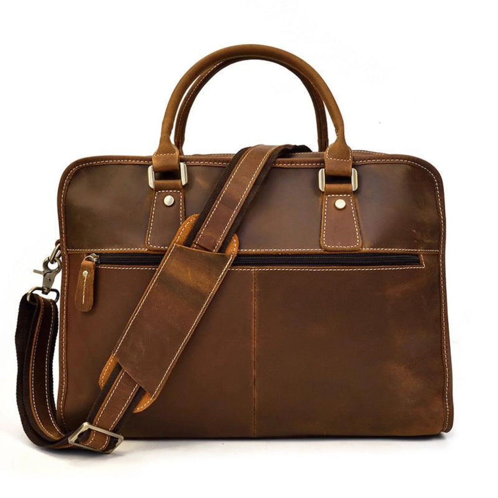 Rückansicht der Handtasche in Rust Brown – ruhiges Lederbild, Zipperfach und kräftig vernähte Gurtaufhängung.