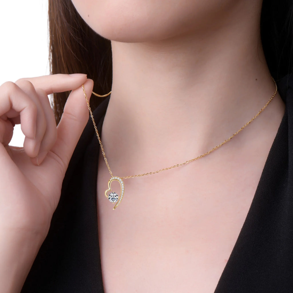 Getragene Herzkette in Goldoptik – zart und ausdrucksvoll mit asymmetrischem Design