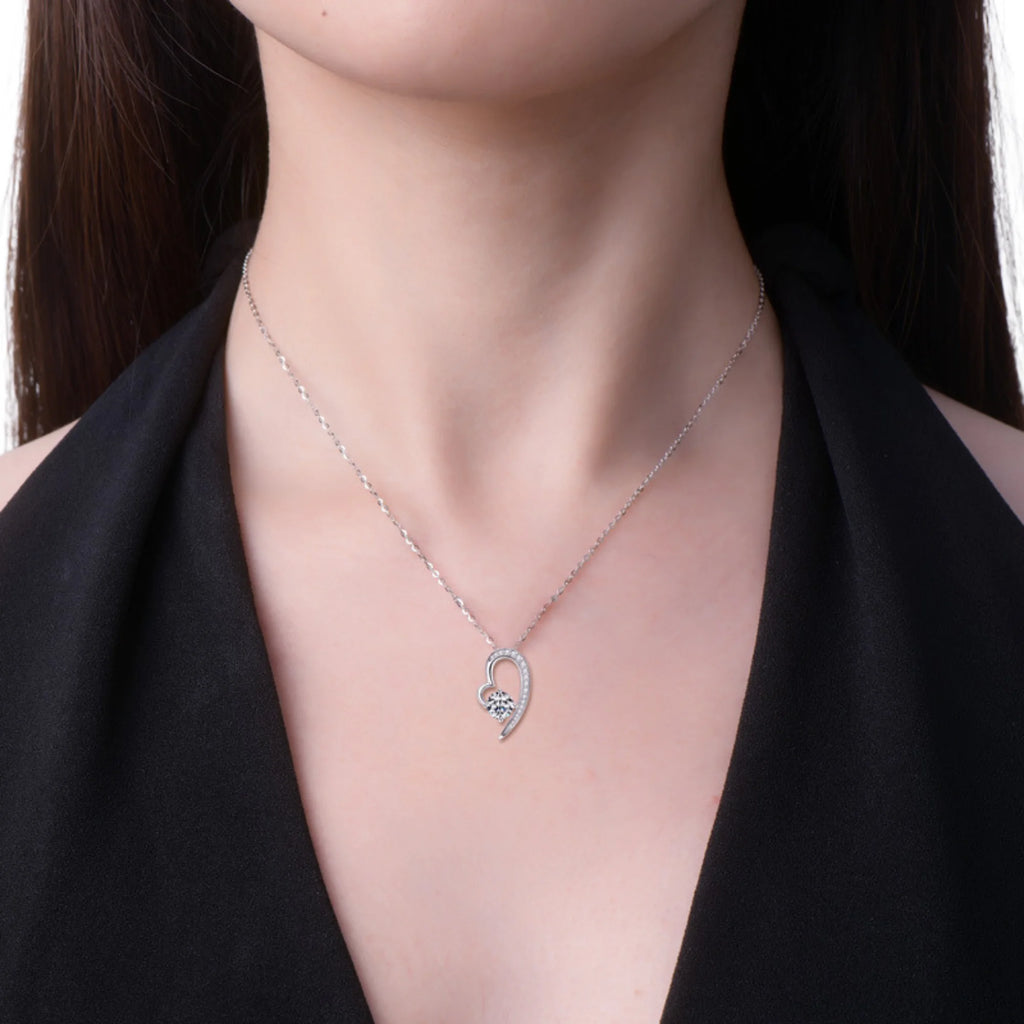 Herzkette in Gold getragen – zentrierter Look, 925 Silber mit edler Vergoldung und emotionaler Ausstrahlung