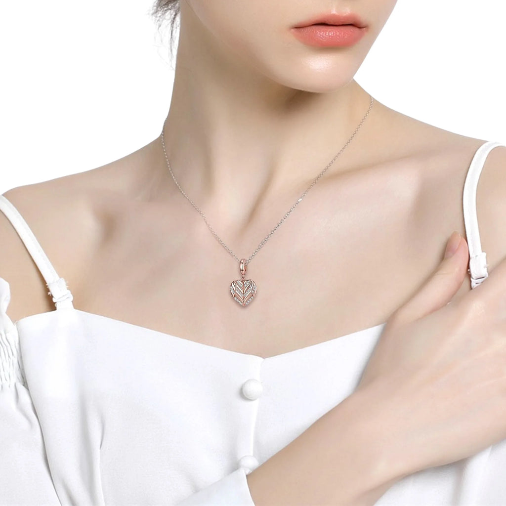 Roségold Herzanhänger aus Silber an Kette getragen