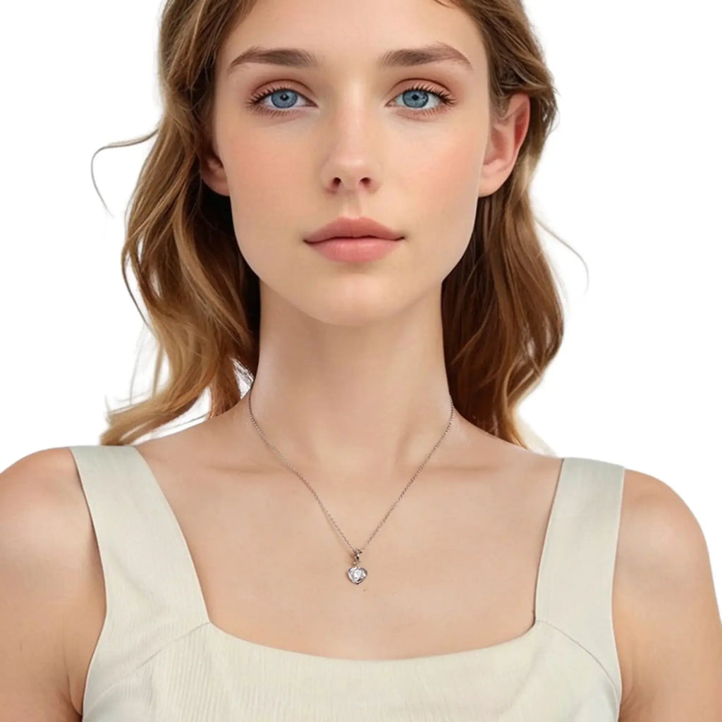 Herzanhänger mit Rosenstruktur aus Silber an Hals getragen