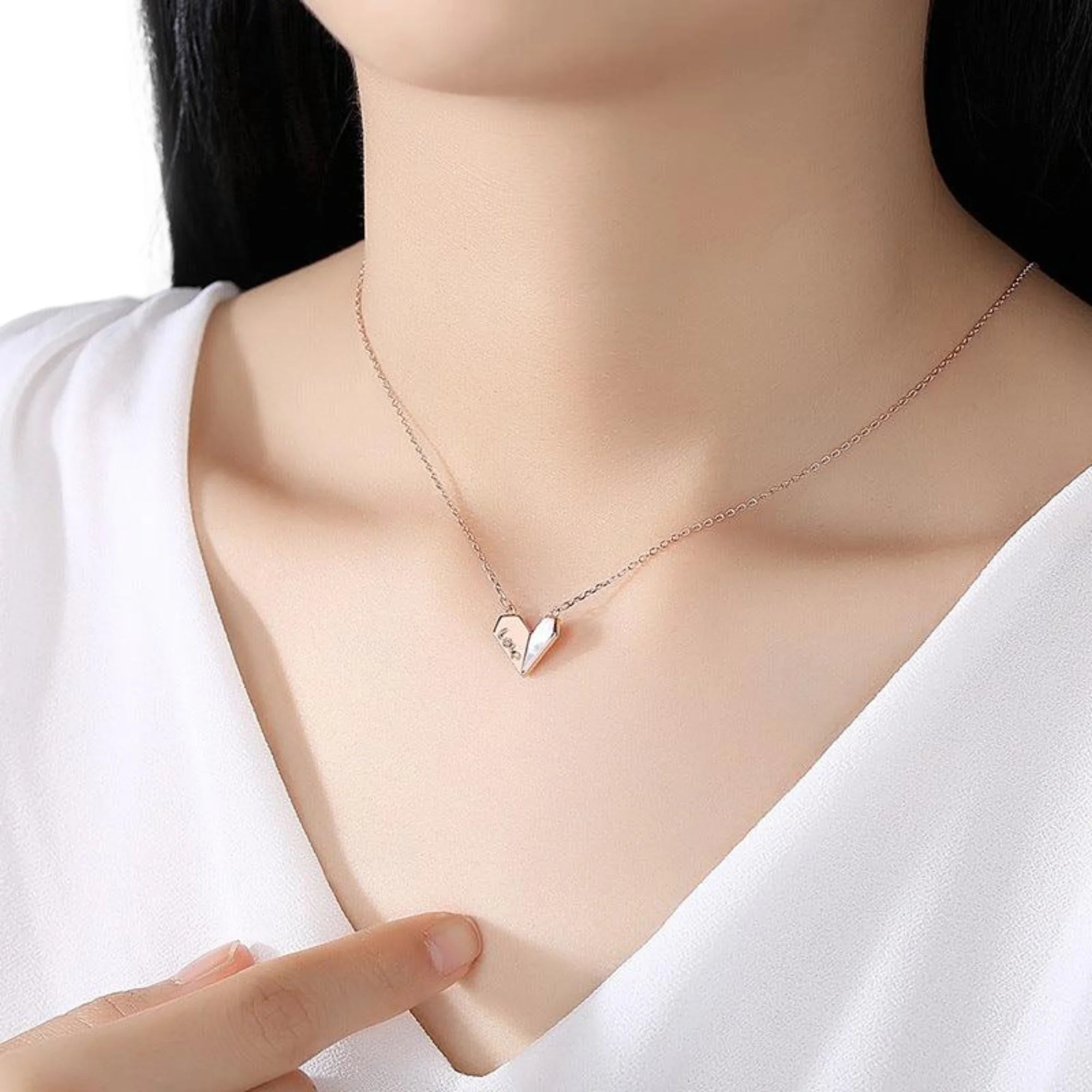 Getragene Herzkette aus 925 Silber mit LOVE-Gravur – fein, modern und mit Perlglanz-Effekt