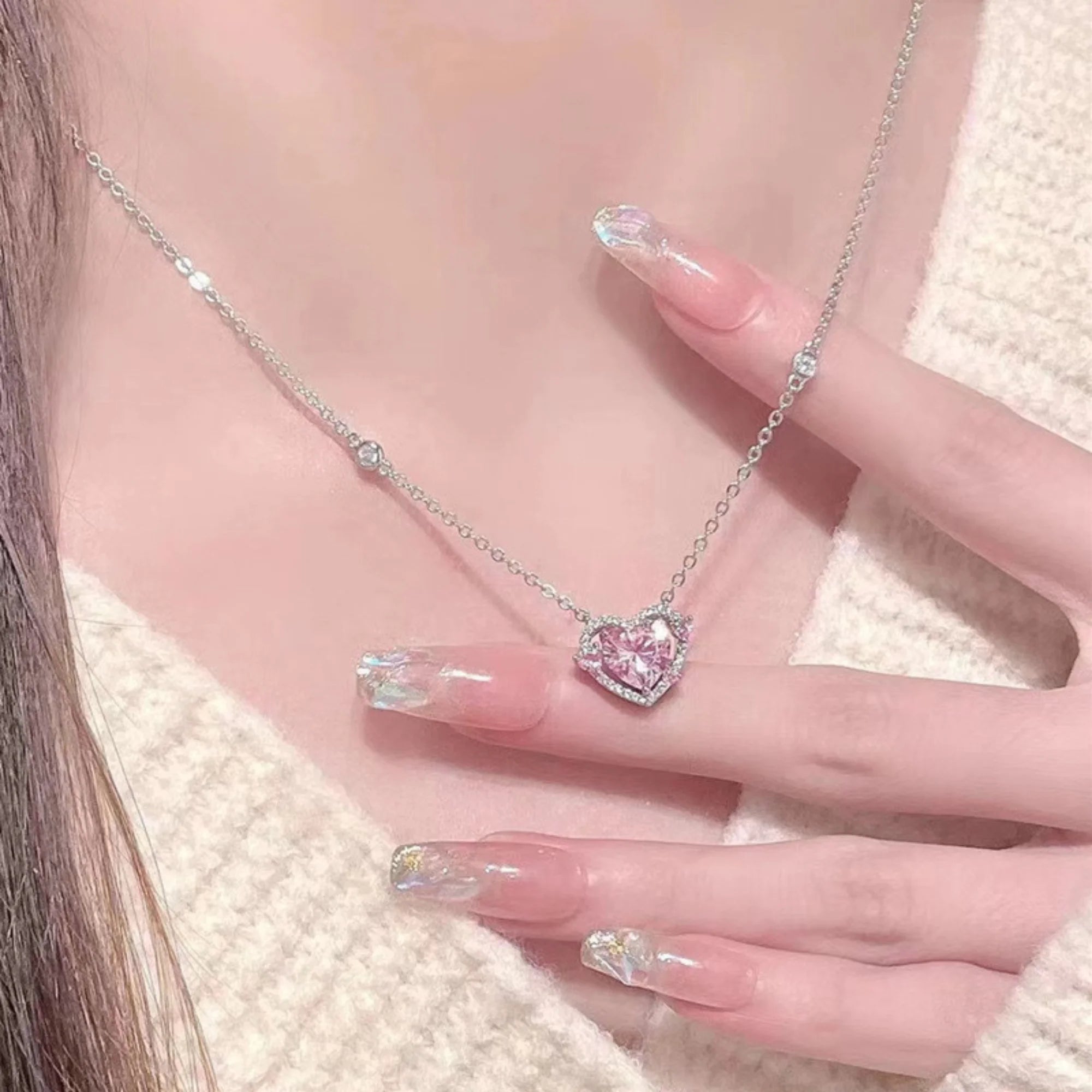 Getragene Herzkette mit rosa Zirkonia – femininer Look mit Glanz und stilvoller Zurückhaltung