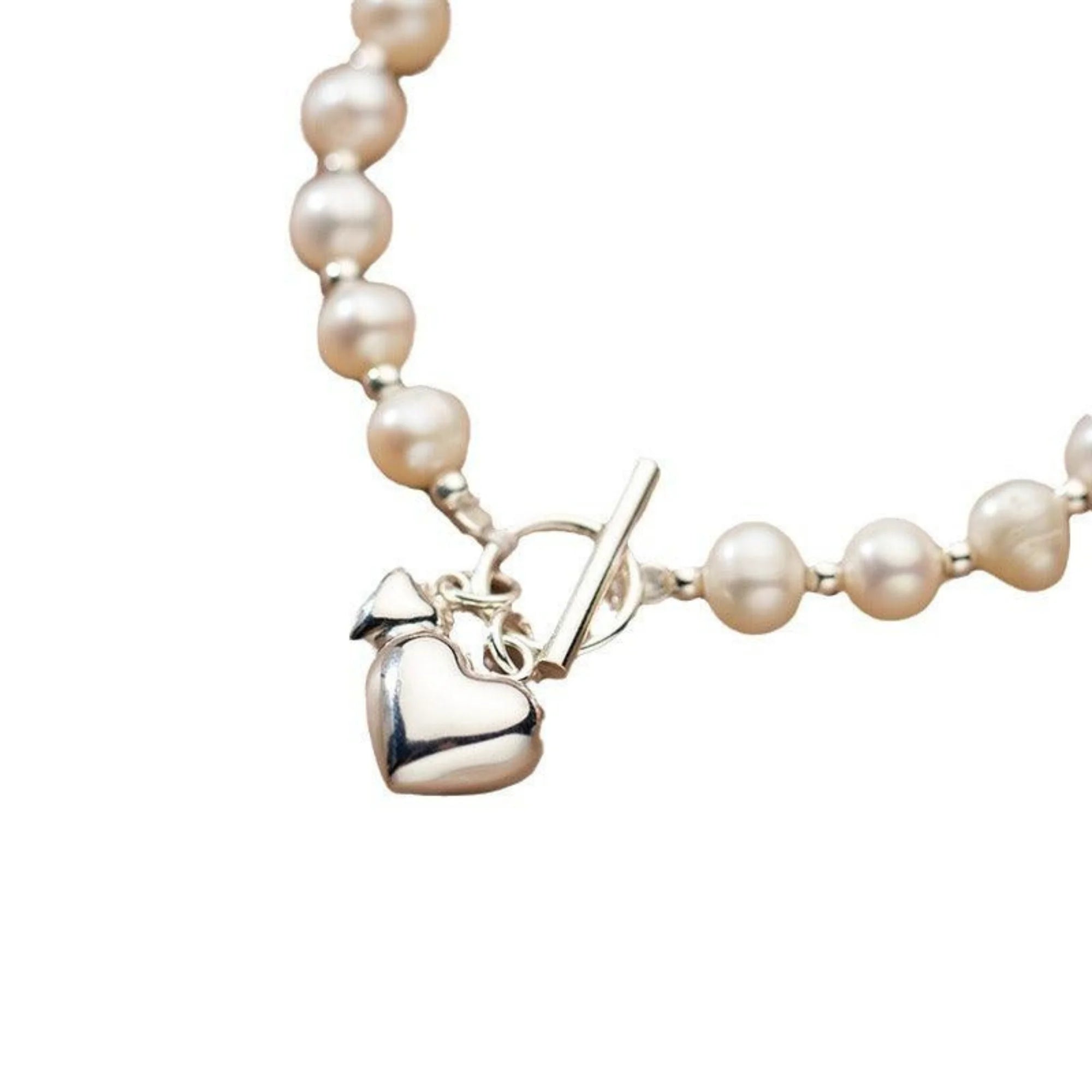 Detailaufnahme des Herzverschlusses aus 925 Silber am Armband – verbunden mit echten Perlen