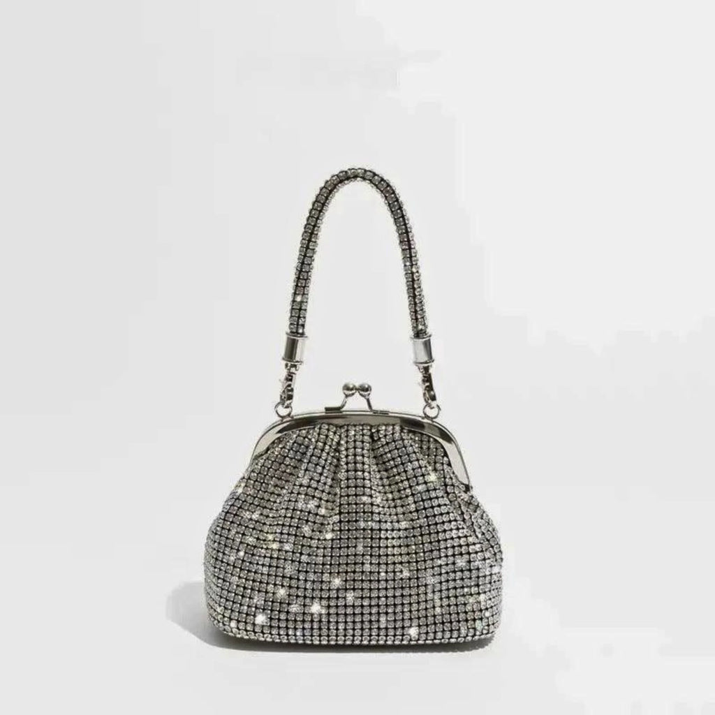 Strass-Schultertasche in Ice Shine – getragen im Vintage-Stil mit hellem Glanz und edler Kette