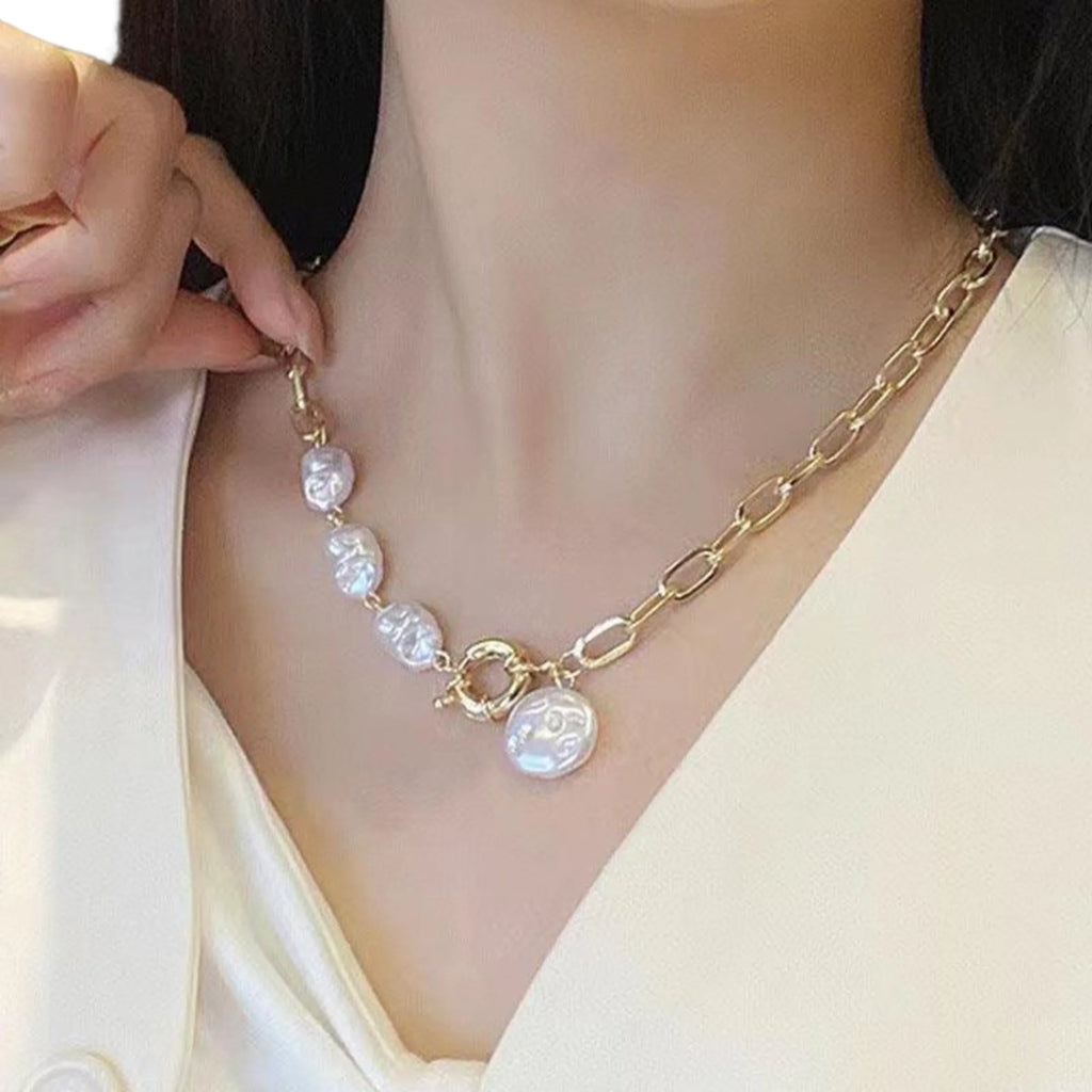 Unregelmässige Naturperlen kombiniert mit vergoldeter Gliederkette – getragen als ruhiger Kontrast