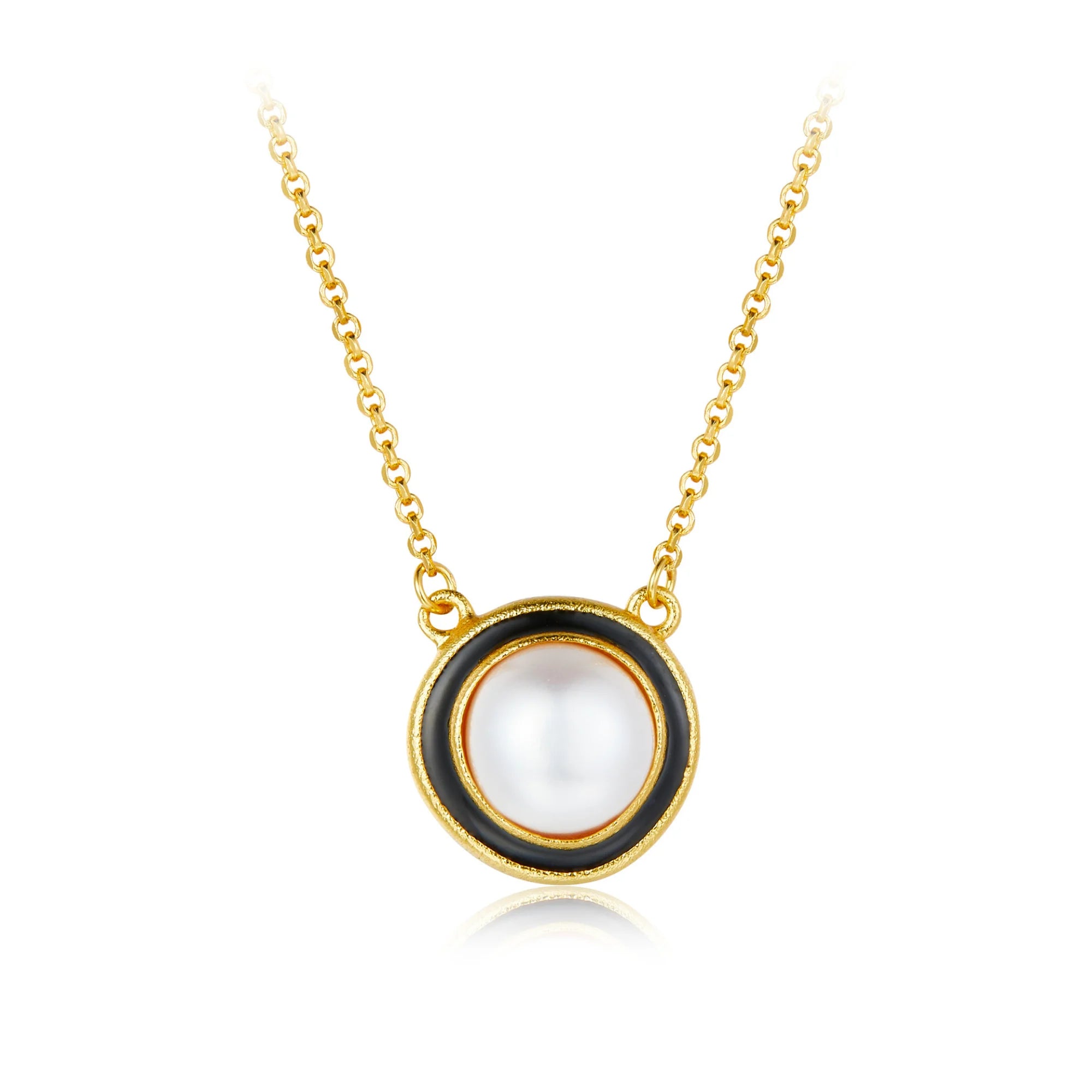 Produktfoto: Vergoldete Silberkette mit Süsswasserperle im Zentrum einer grafisch runden Einfassung – Schwarz-Gold Design