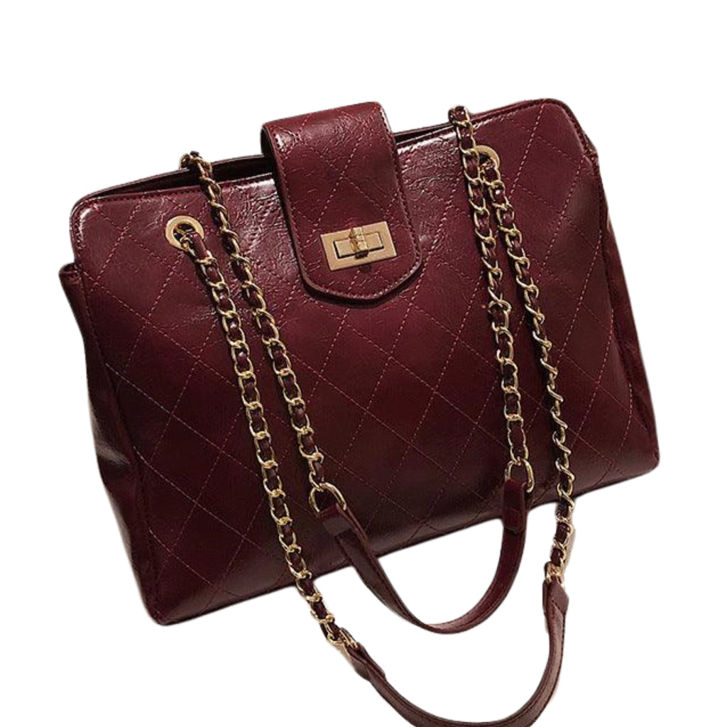 Bordeauxfarbene Kettentasche – flachliegend mit klarer Steppung und goldener Tragekette