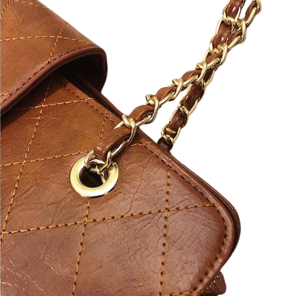 Detailansicht: Goldkette mit PU-Durchzug, verstärkte Metallöse – hochwertiges Designmerkmal