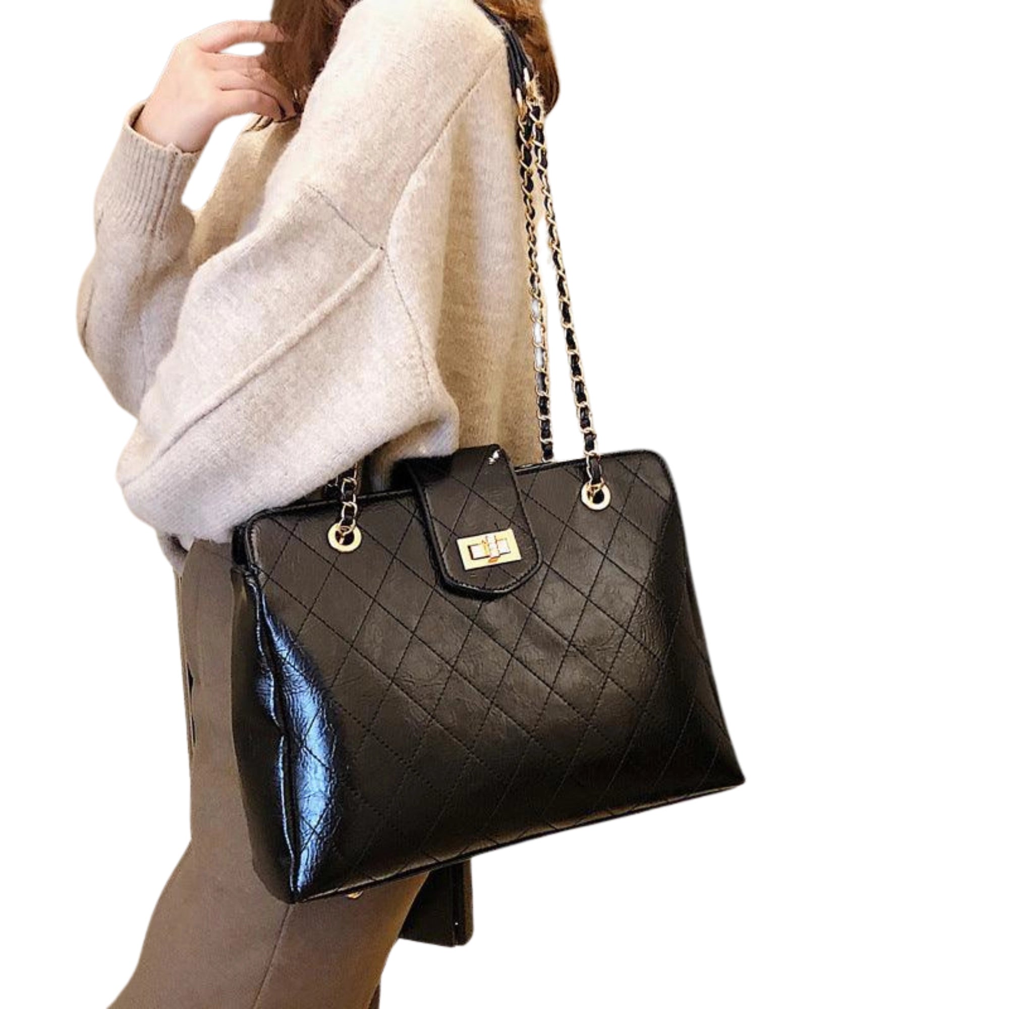 Schwarze Schultertasche mit Kettengriff – elegant kombiniert mit Pullover für Büro oder Freizeit