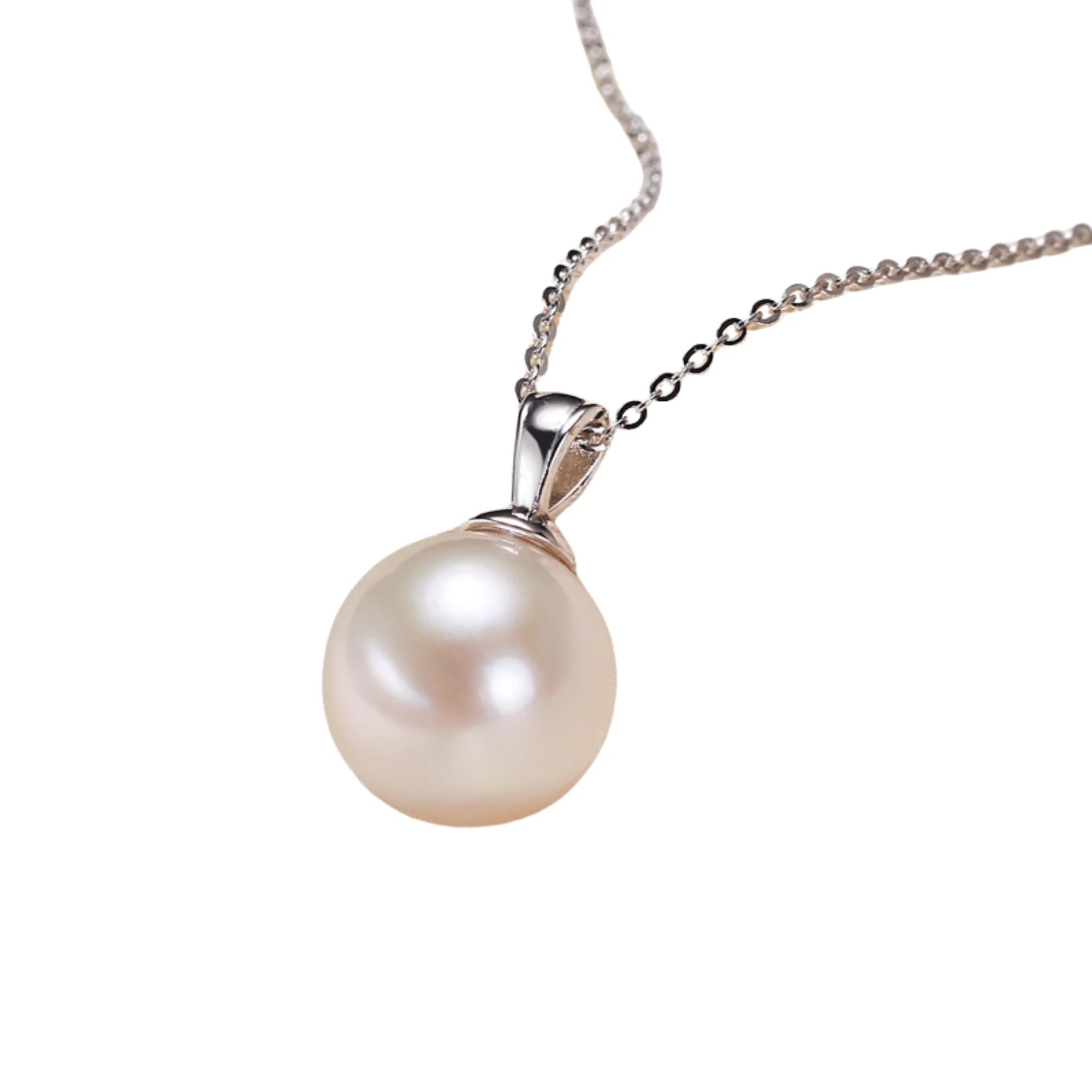 nahaufnahme einer edison-perle an silberkette – runde form, weicher glanz, minimalistisches design