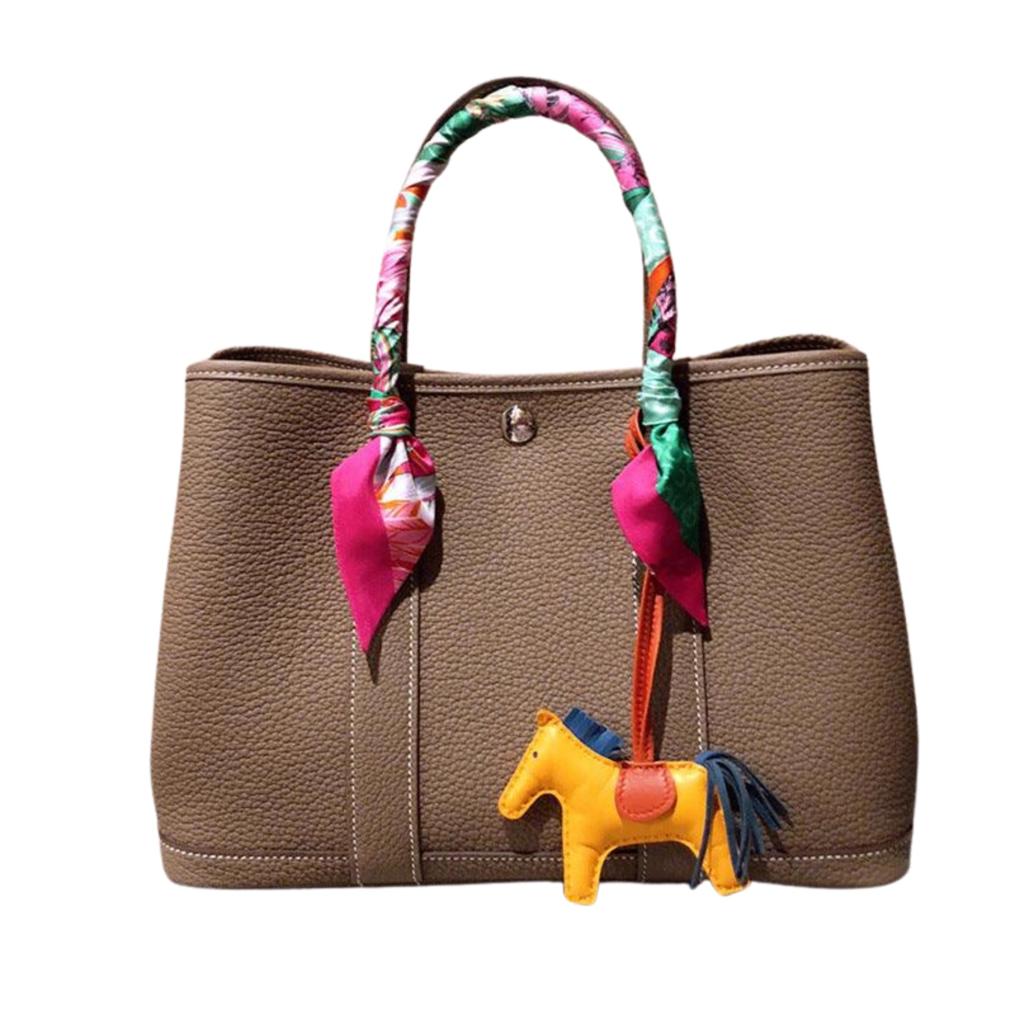 Taupefarbene Kontrasttasche mit Tuchgriffen und Horse-Anhänger – stylisch für City und Alltag