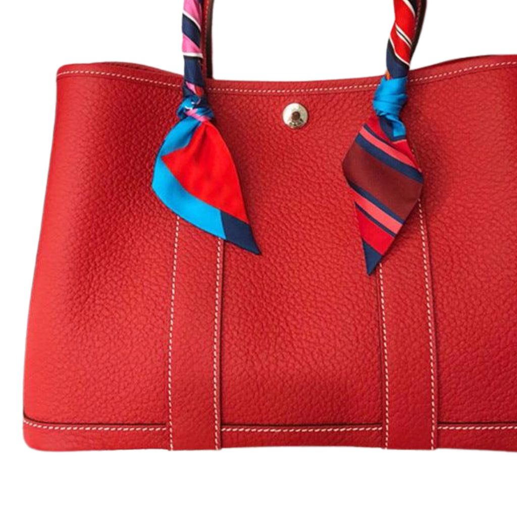 Rote Schultertasche mit Struktur und Tuchgriff – auffällig klar und modern, mit Magnetverschluss