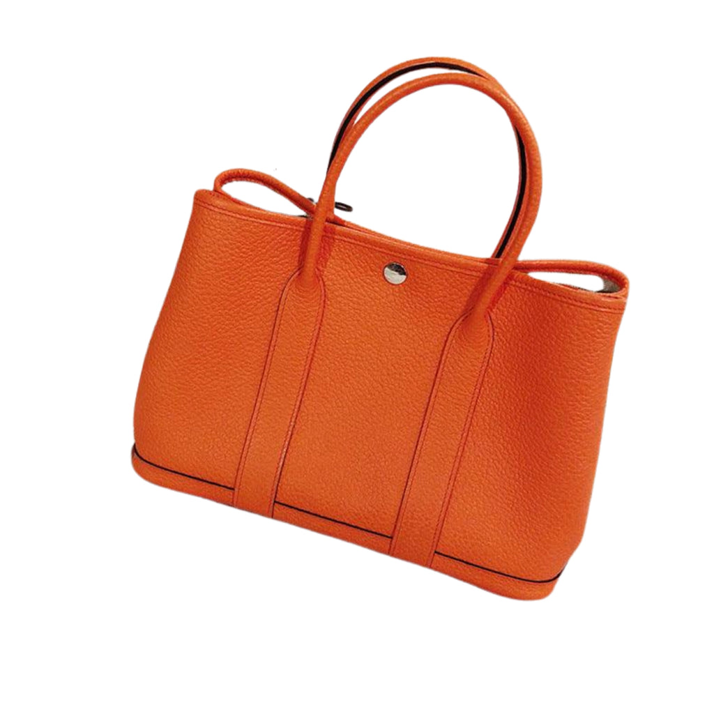 Orangefarbene Kontrast-Tote – klare Linien, kompakte Form, dezenter Magnetverschluss