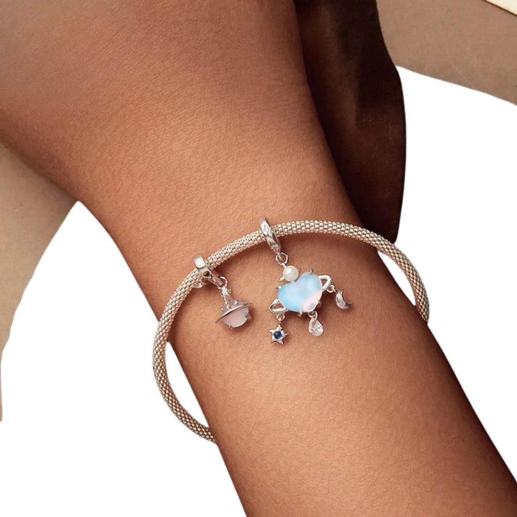 Nahaufnahme vom glänzenden Silberanhänger in Planetform