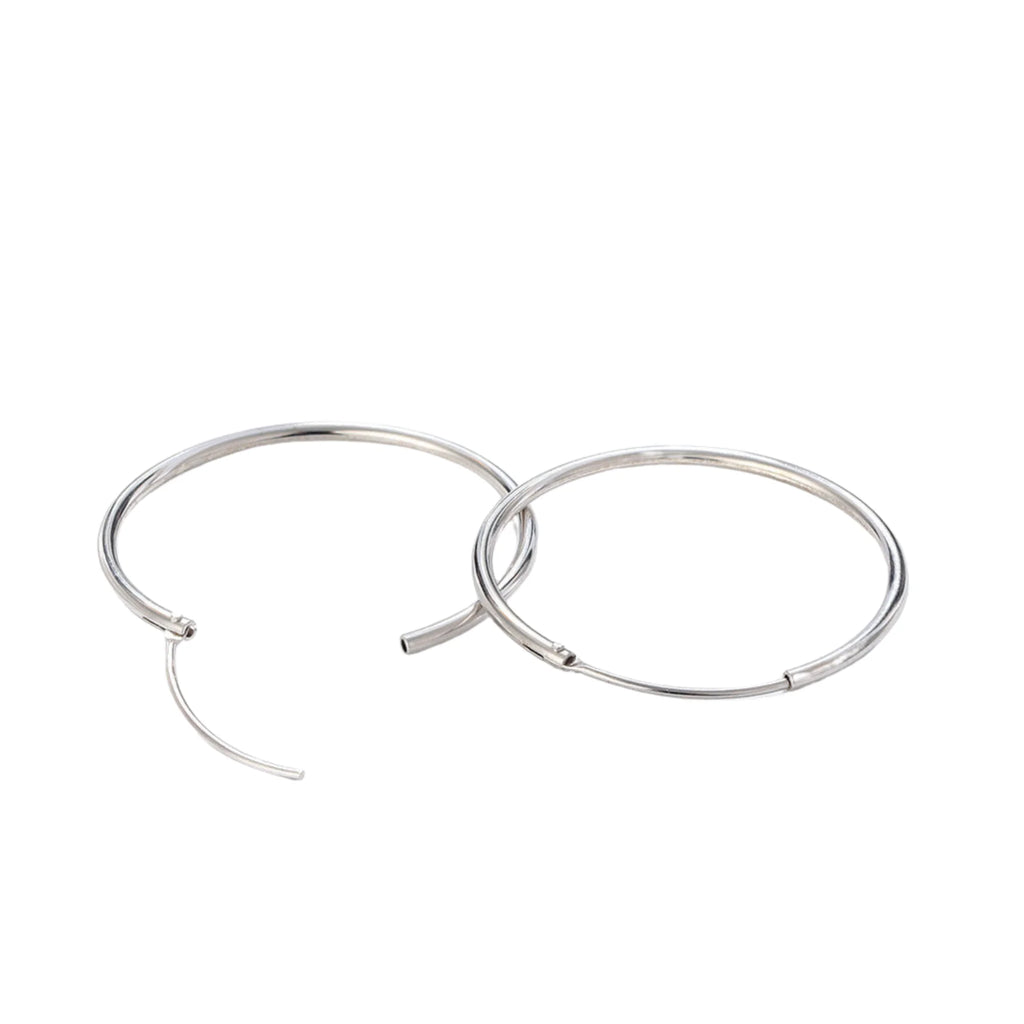 Silberne Kreis-Ohrringe mit geöffnetem Steckdraht-Verschluss, minimalistisch