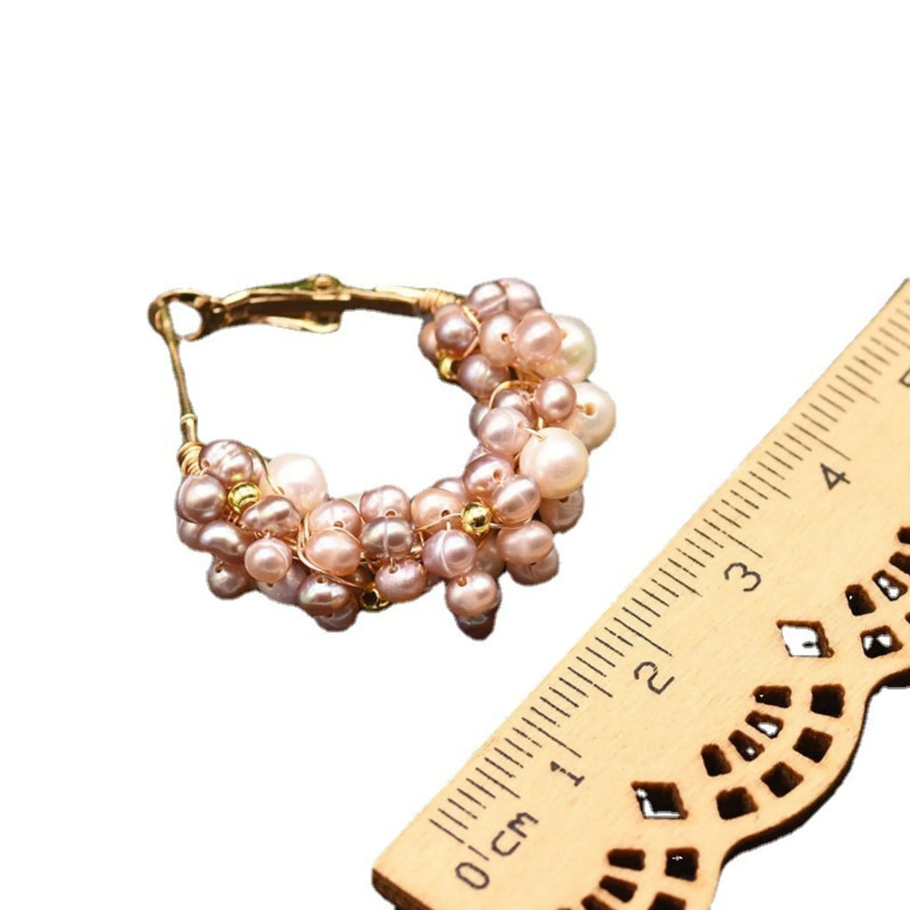 Roséfarbener Perlen-Ohrring in Kreisform mit goldfarbener Drahtbindung, daneben ein Lineal zur Grössendarstellung