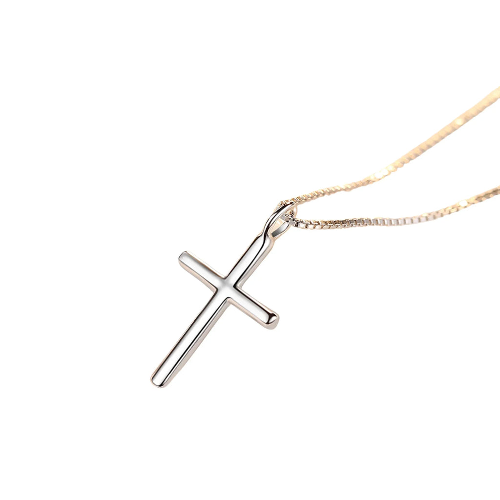 Glänzender Kreuzanhänger aus Silber an Hals getragen