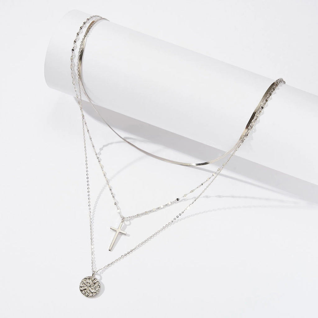 Detailaufnahme der Kreuzkette in Silber – emotional schlicht, perfekt für Layering oder Solo-Looks