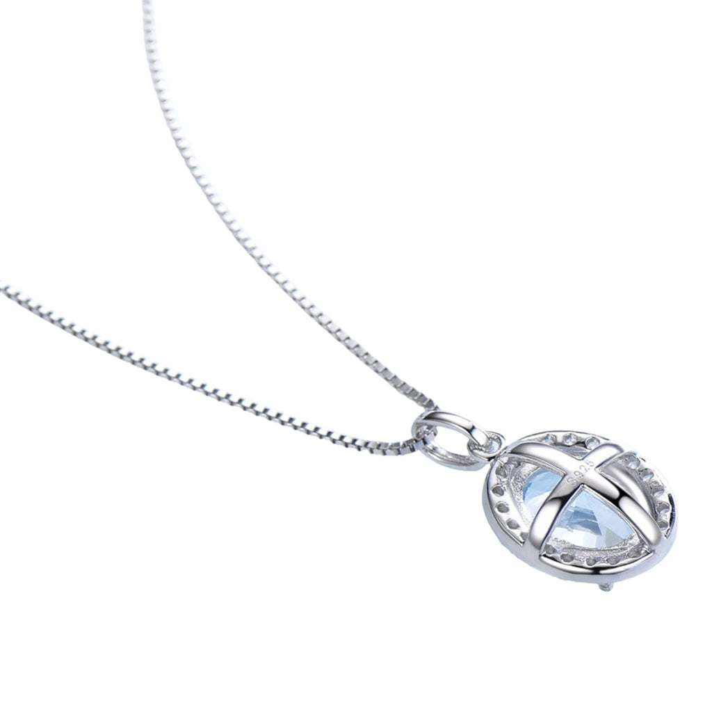 Seitlicher Blick auf den blauen Kreuz-Kristallanhänger