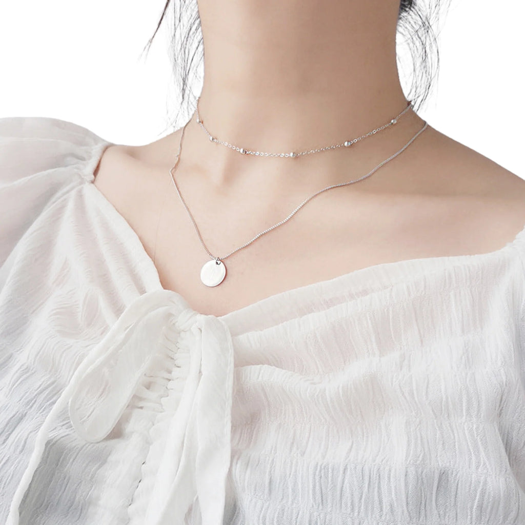 Getragene Kugelgliederkette in Silber – als minimalistisches Statement getragen