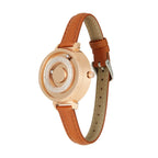 Roségoldene Uhr mit glitzerndem Ring und cognacfarbenem Lederarmband.