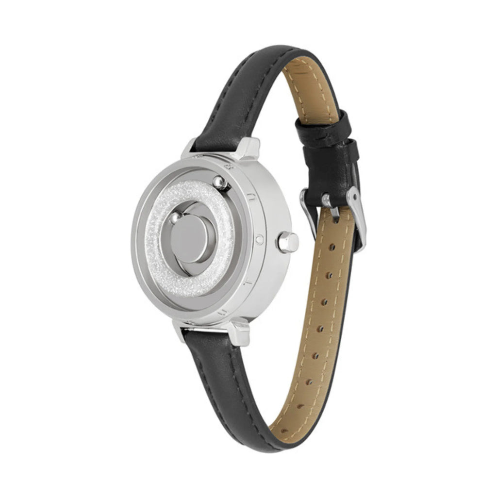 Silberne Kugeluhr mit schwarzem Lederarmband und ringförmiger Zeitanzeige.