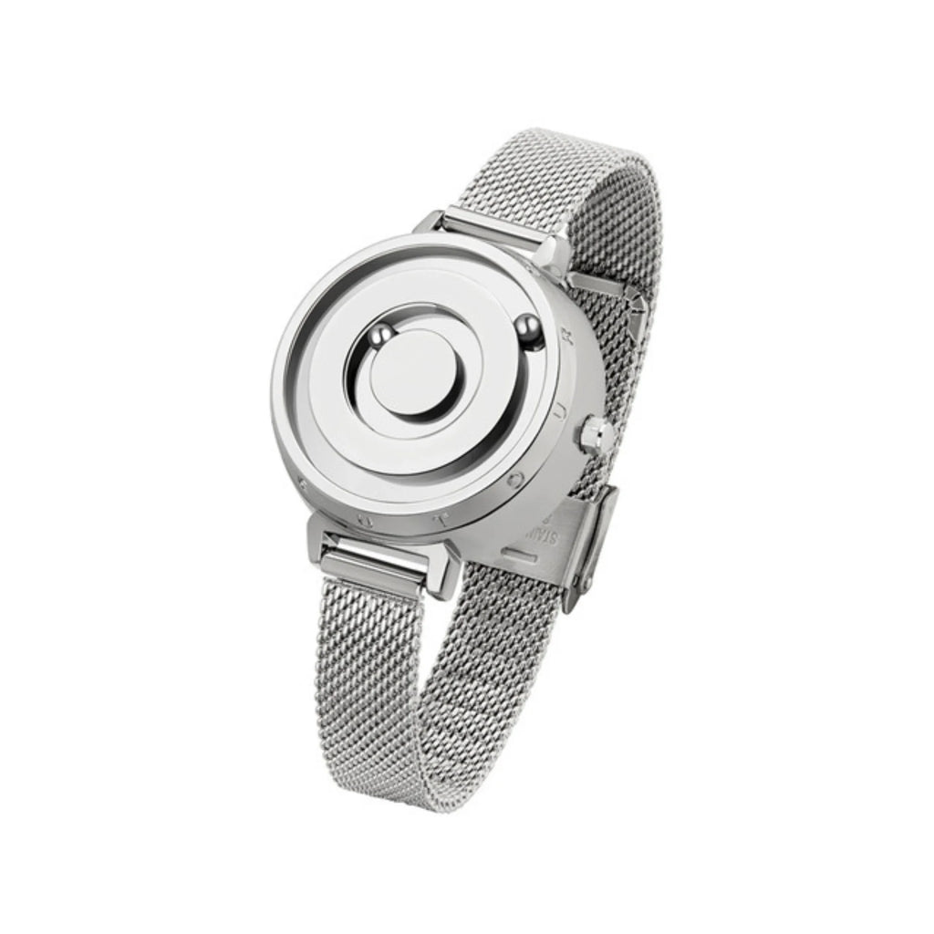 Silberne Uhr mit runder Magnetanzeige und feinem Mesharmband.