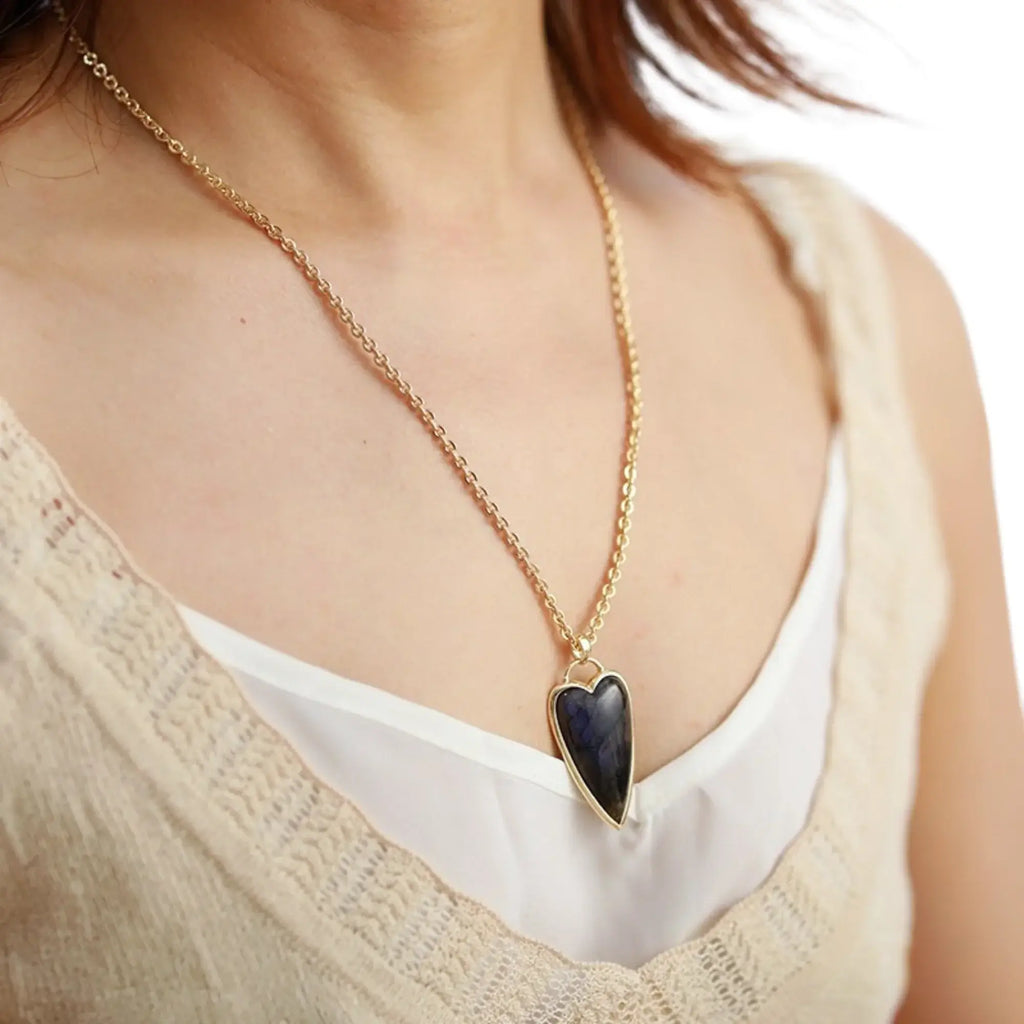 Herzanhänger Labradorit getragen – reduzierte Form, klare Linien